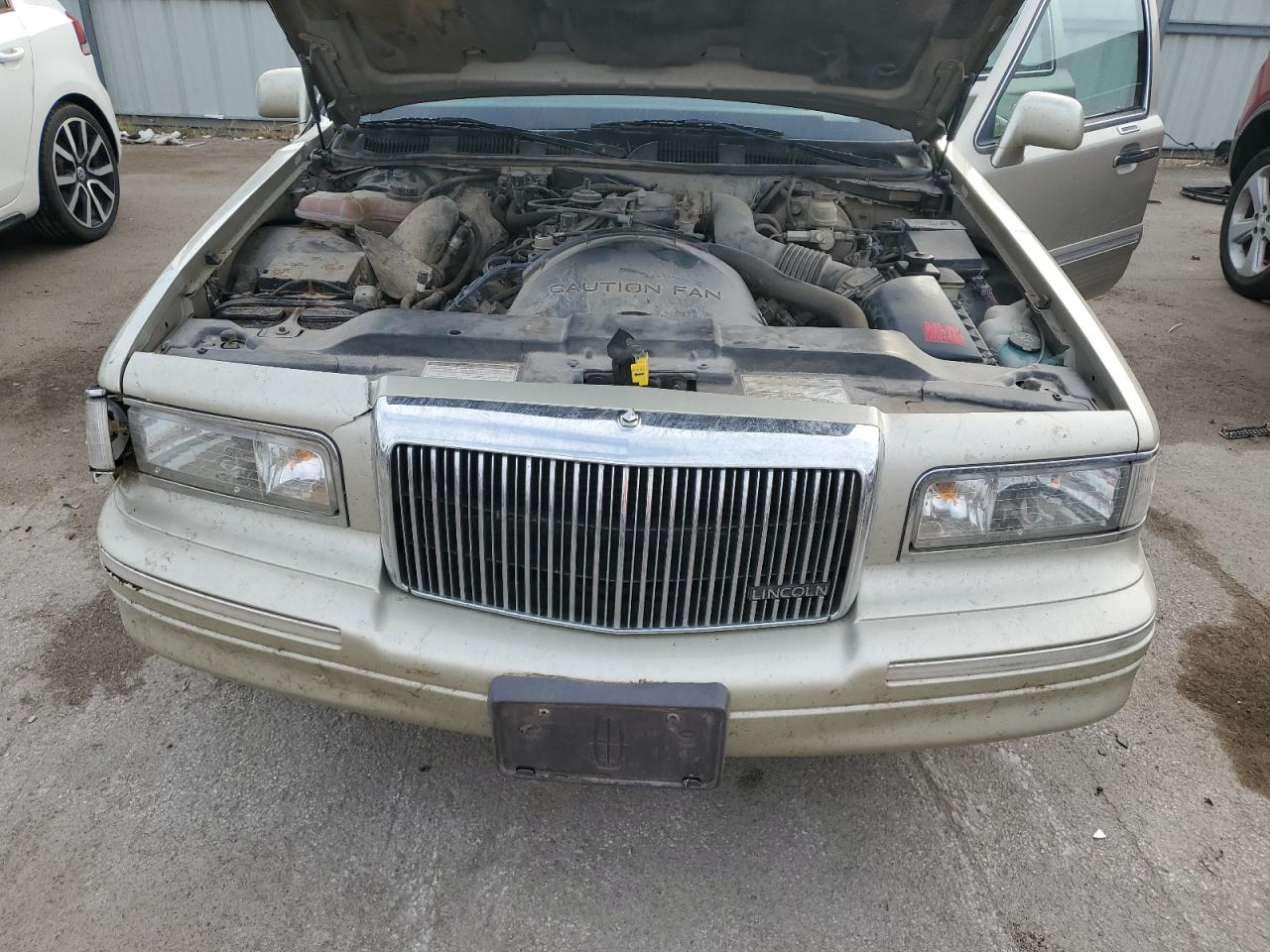 1997 Lincoln Town Car Signature VIN: 1LNLM82W1VY741585 Lot: 85915905