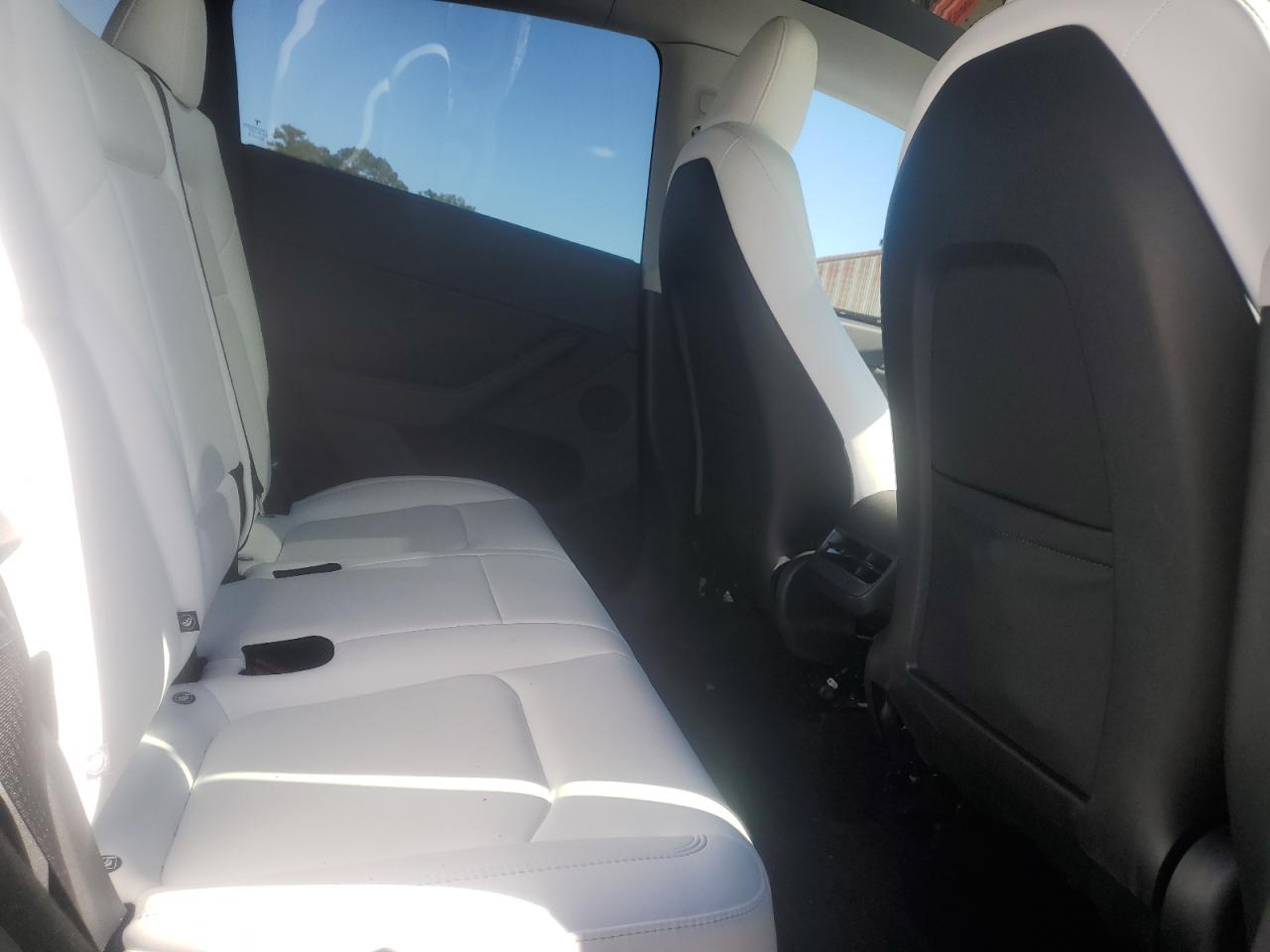 2024 Tesla Model Y VIN: 7SAYGDEF8RA319051 Lot: 90732275