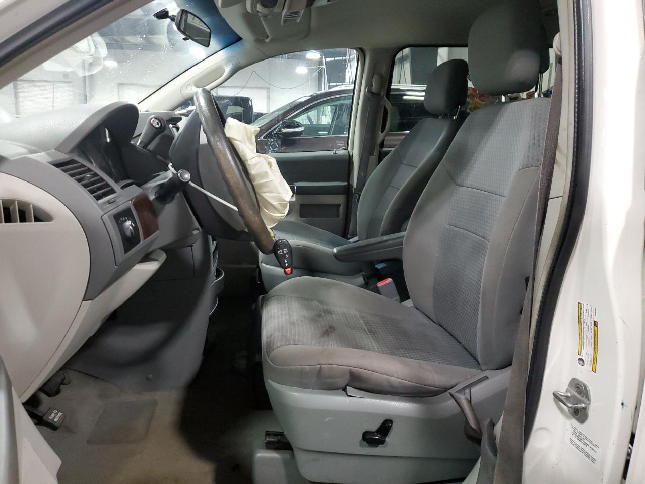 2010 Chrysler Town & Country Lx VIN: 2A4RR4DE0AR393820 Lot: 86833125