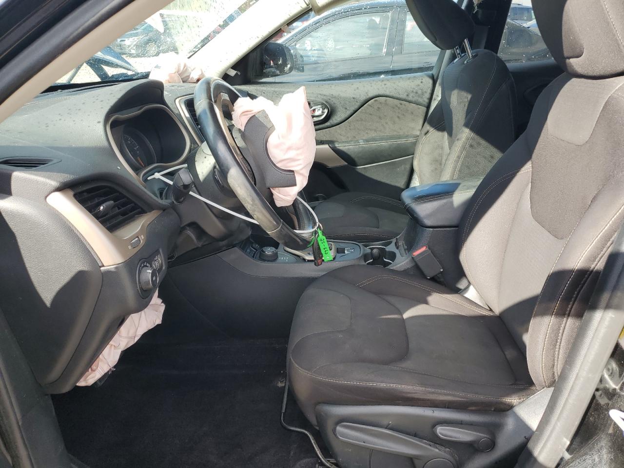 2017 Jeep Cherokee Latitude VIN: 1C4PJMCB9HW666184 Lot: 90015205