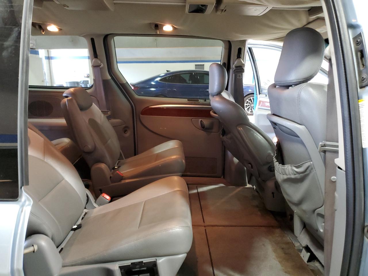 2005 Chrysler Town & Country Limited VIN: 2C8GP64L35R470696 Lot: 82234265