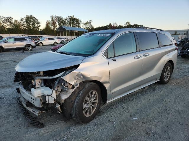 TOYOTA SIENNA XLE 2021