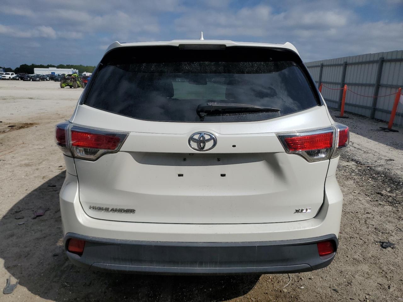 2015 Toyota Highlander Xle VIN: 5TDKKRFHXFS048745 Lot: 81831315