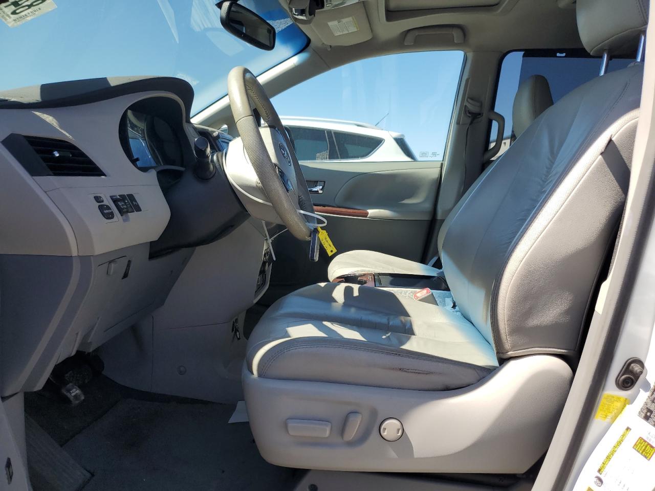 2011 Toyota Sienna Xle VIN: 5TDYK3DC8BS174661 Lot: 84907795