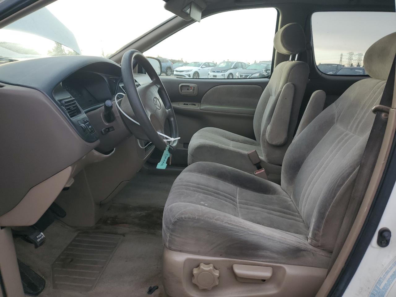 1998 Toyota Sienna Le VIN: 4T3ZF13C2WU059928 Lot: 81786845