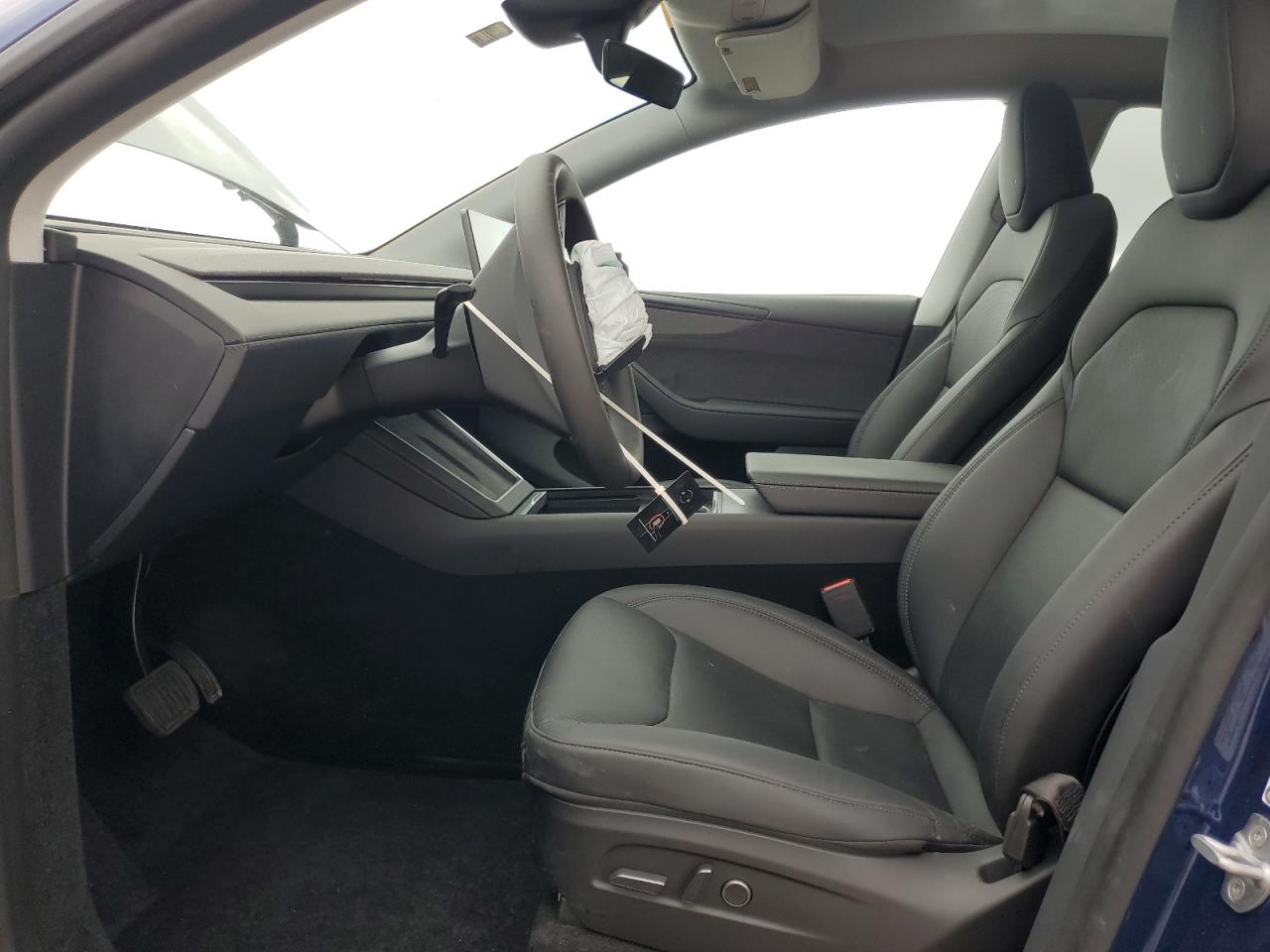 2026 Tesla Model Y VIN: 7SAYGDED5TA415726 Lot: 90366185