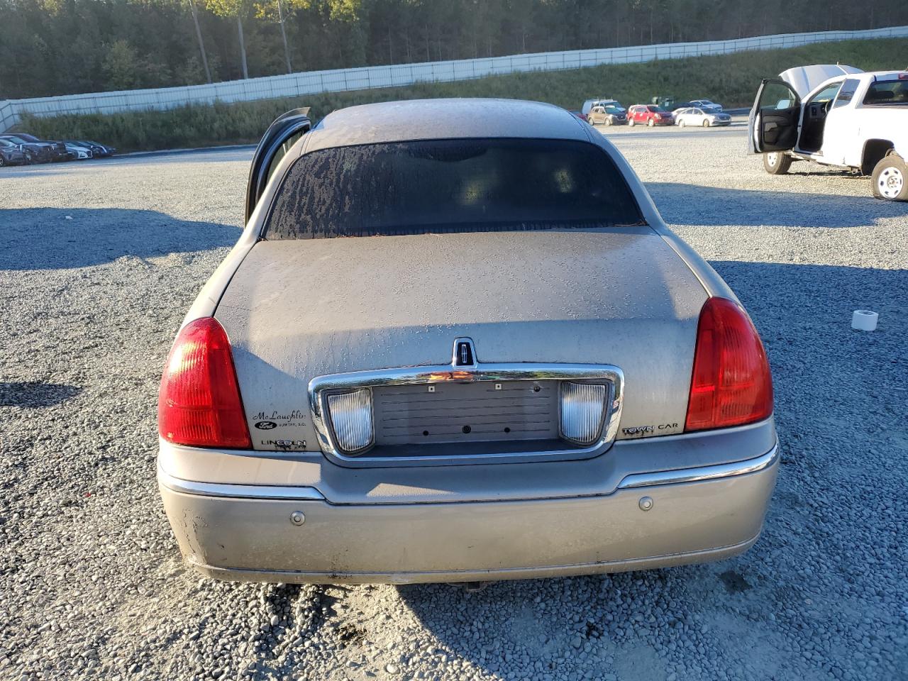 2005 Lincoln Uk VIN: 1LNHM81W45Y638541 Lot: 81830005