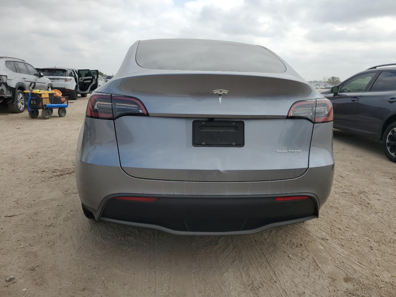 2025 Tesla Model Y VIN: 7SAYGDEE1SA352115 Lot: 89559375