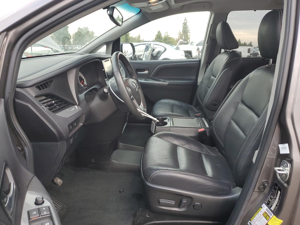 2017 Toyota Sienna Se VIN: 5TDXZ3DC8HS801648 Lot: 82367435