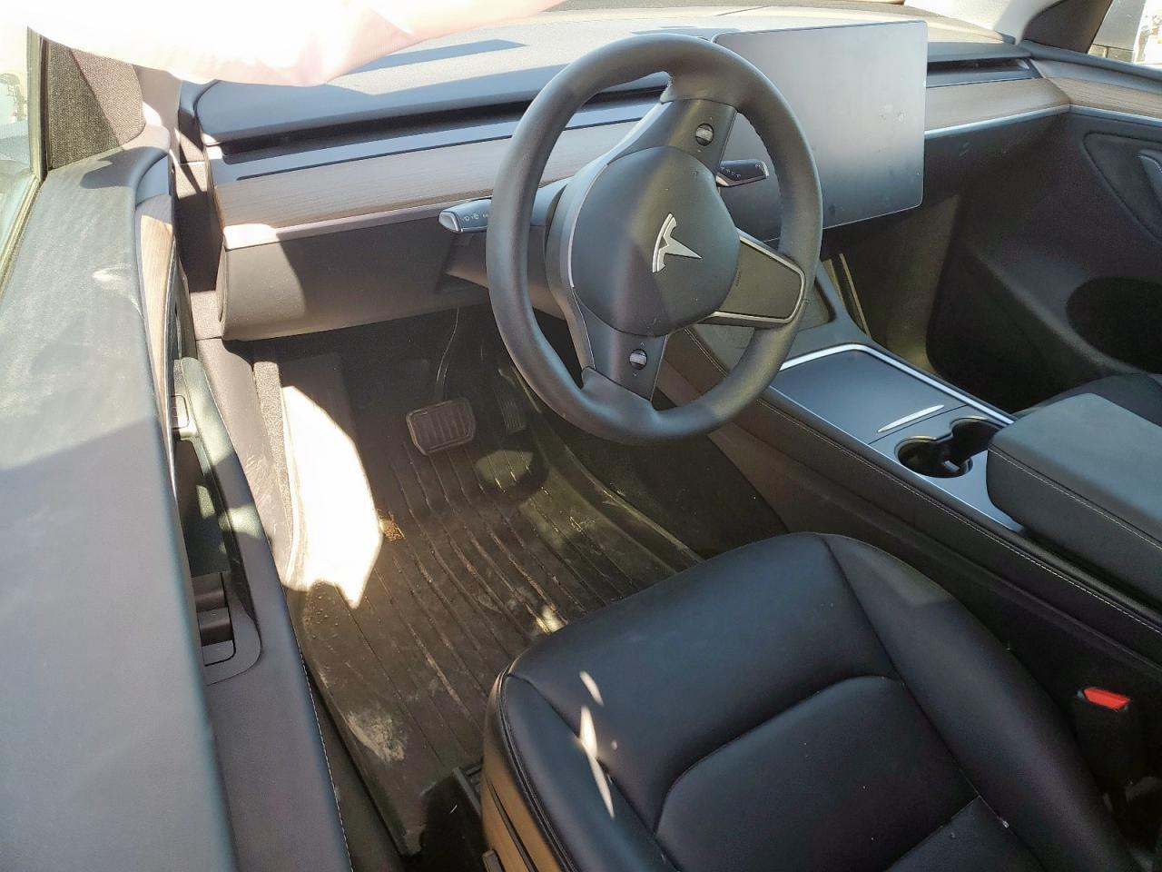 2024 Tesla Model Y VIN: 7SAYGDEE5RA330211 Lot: 90685605