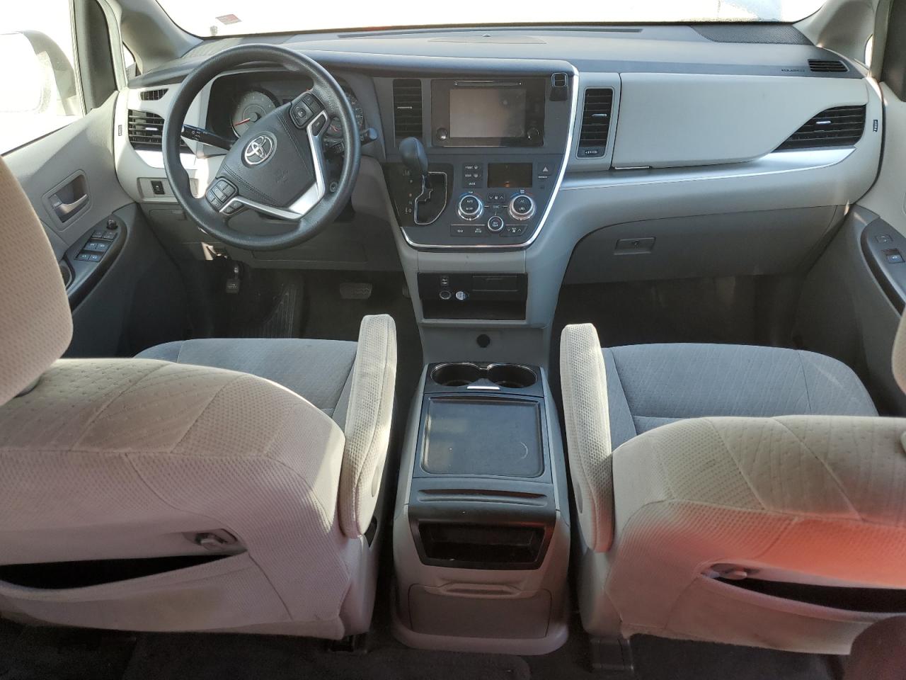 2017 Toyota Sienna Le VIN: 5TDKZ3DC9HS898496 Lot: 84994035