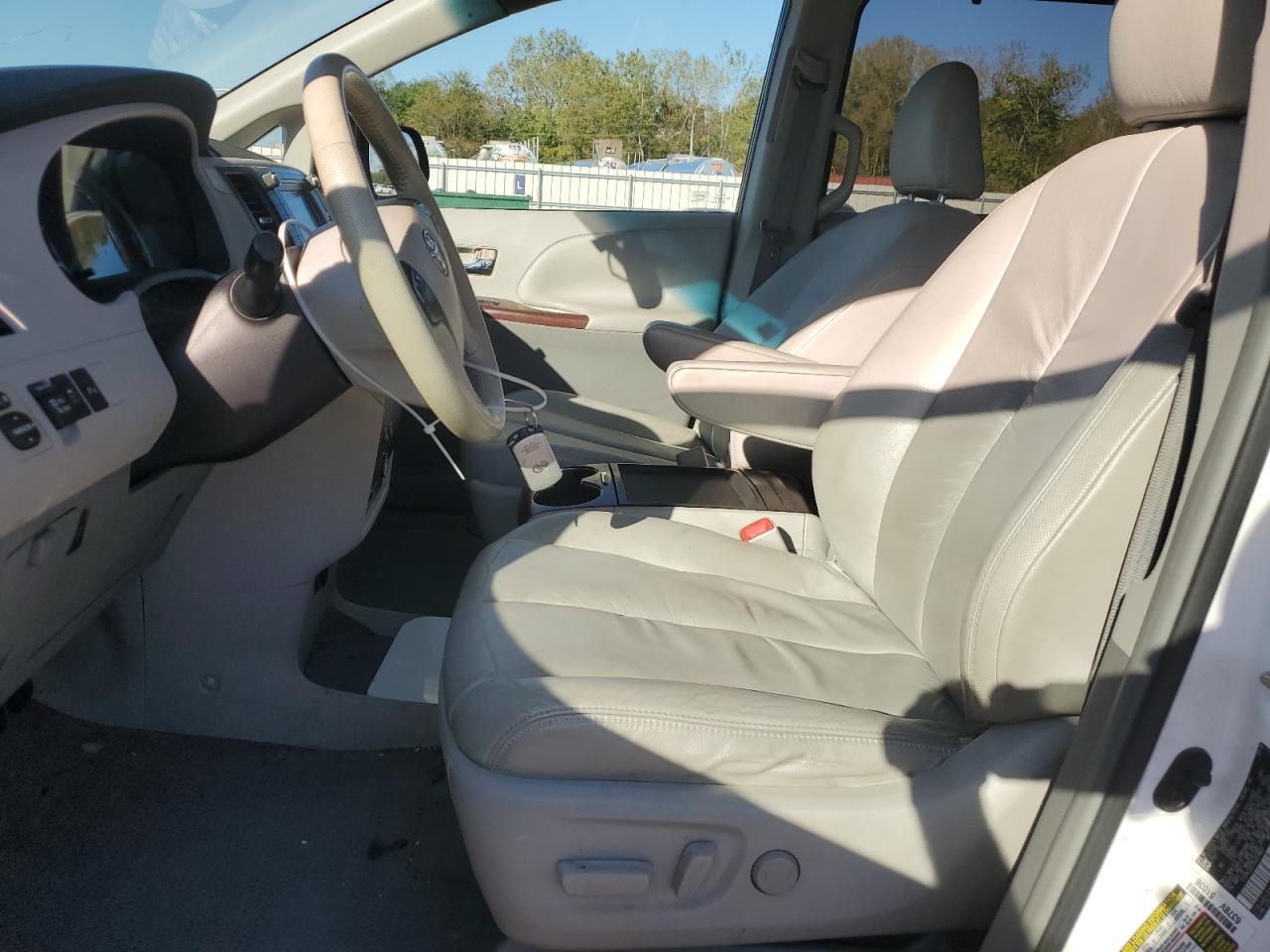 2011 Toyota Sienna Xle VIN: 5TDYK3DC7BS019857 Lot: 85322855