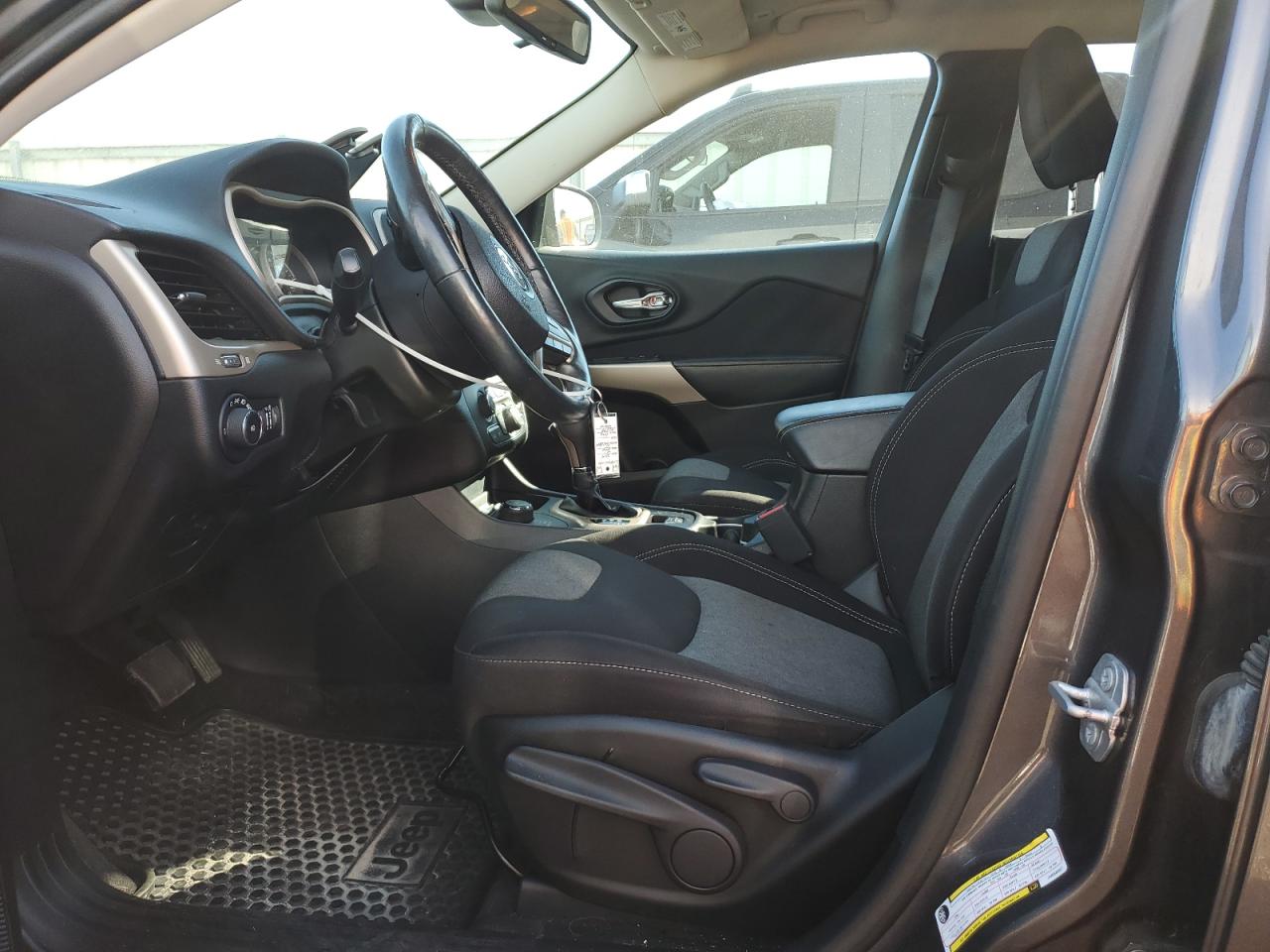 2018 Jeep Cherokee Latitude VIN: 1C4PJMCX9JD588597 Lot: 81964775