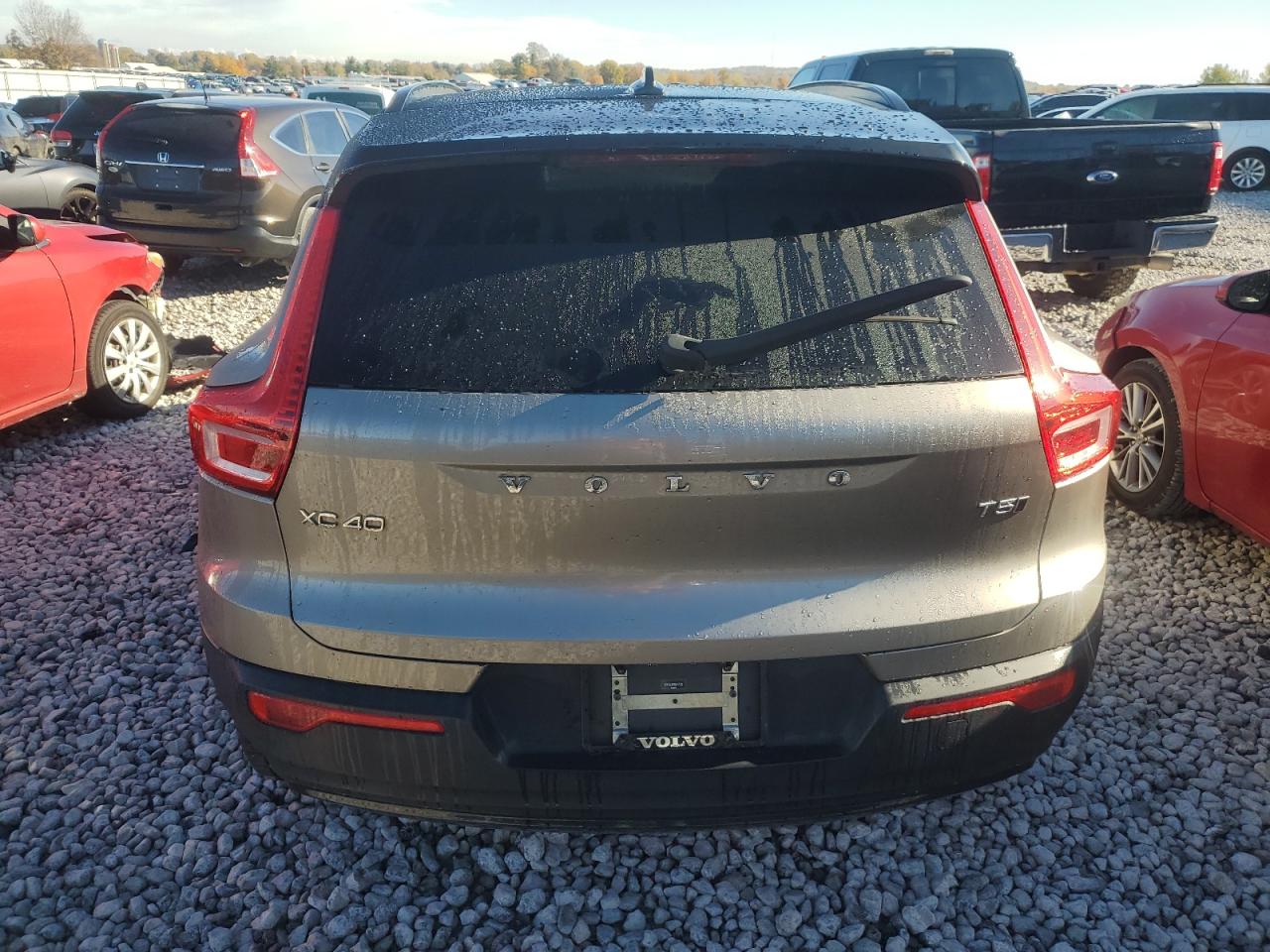 2022 Volvo Xc40 T5 R-Design VIN: YV4162UM5N2647322 Lot: 89903175