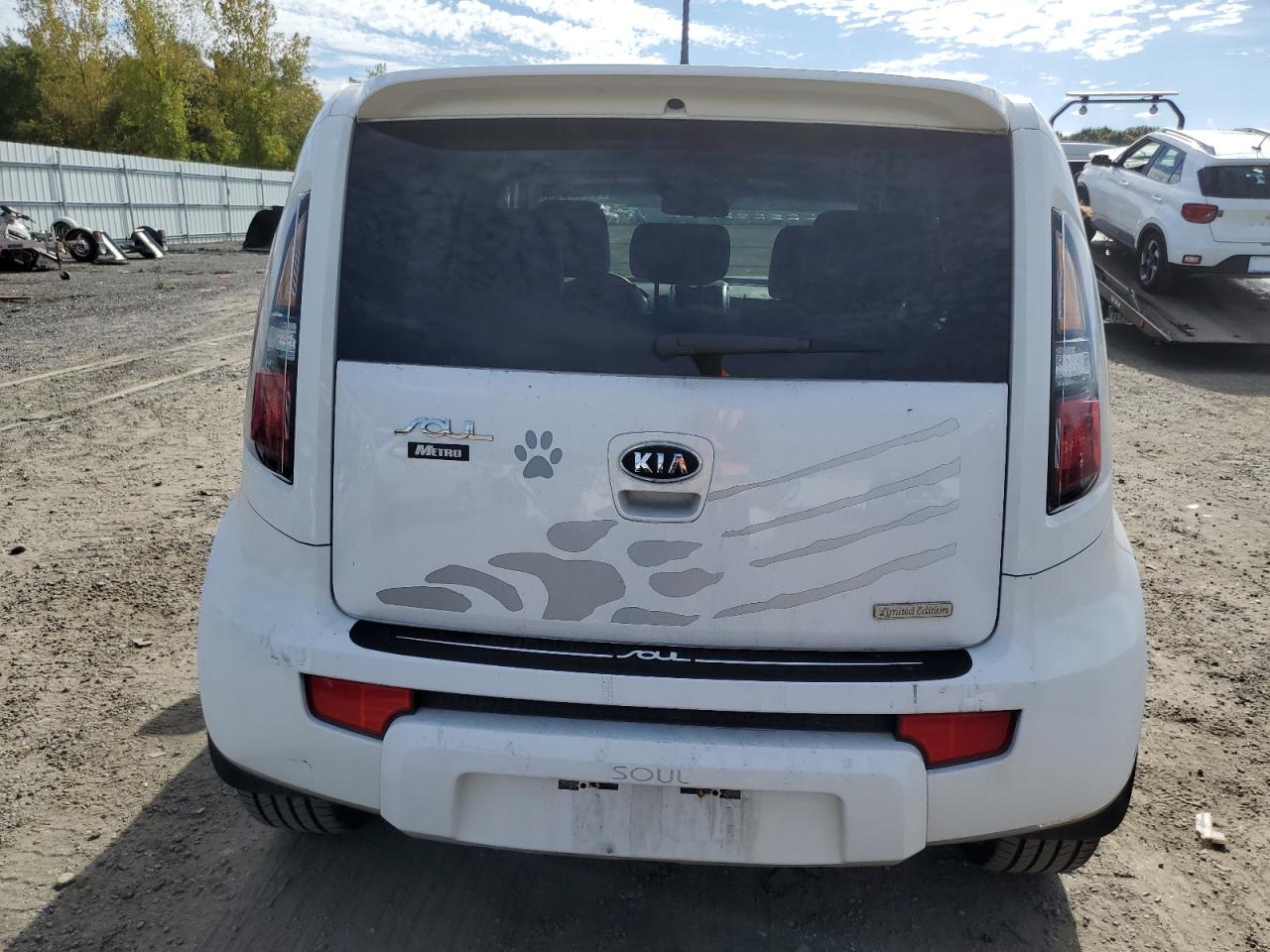 2011 Kia Soul + VIN: KNDJT2A20B7727236 Lot: 85508045