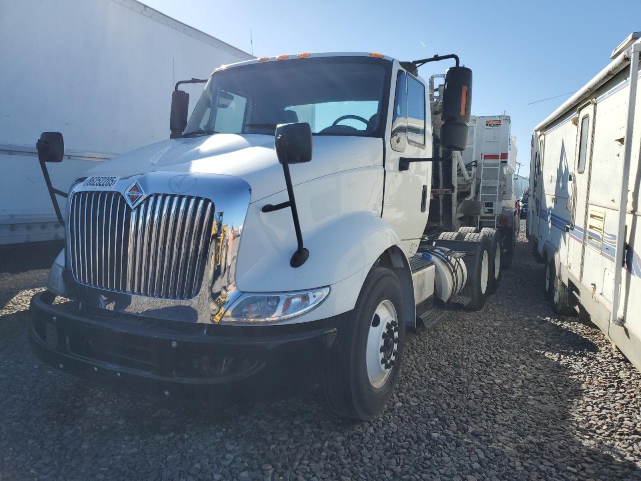 2018 International 8600 Semi Truck white  diesel 3HSHXSNR4JN471909 photo #3