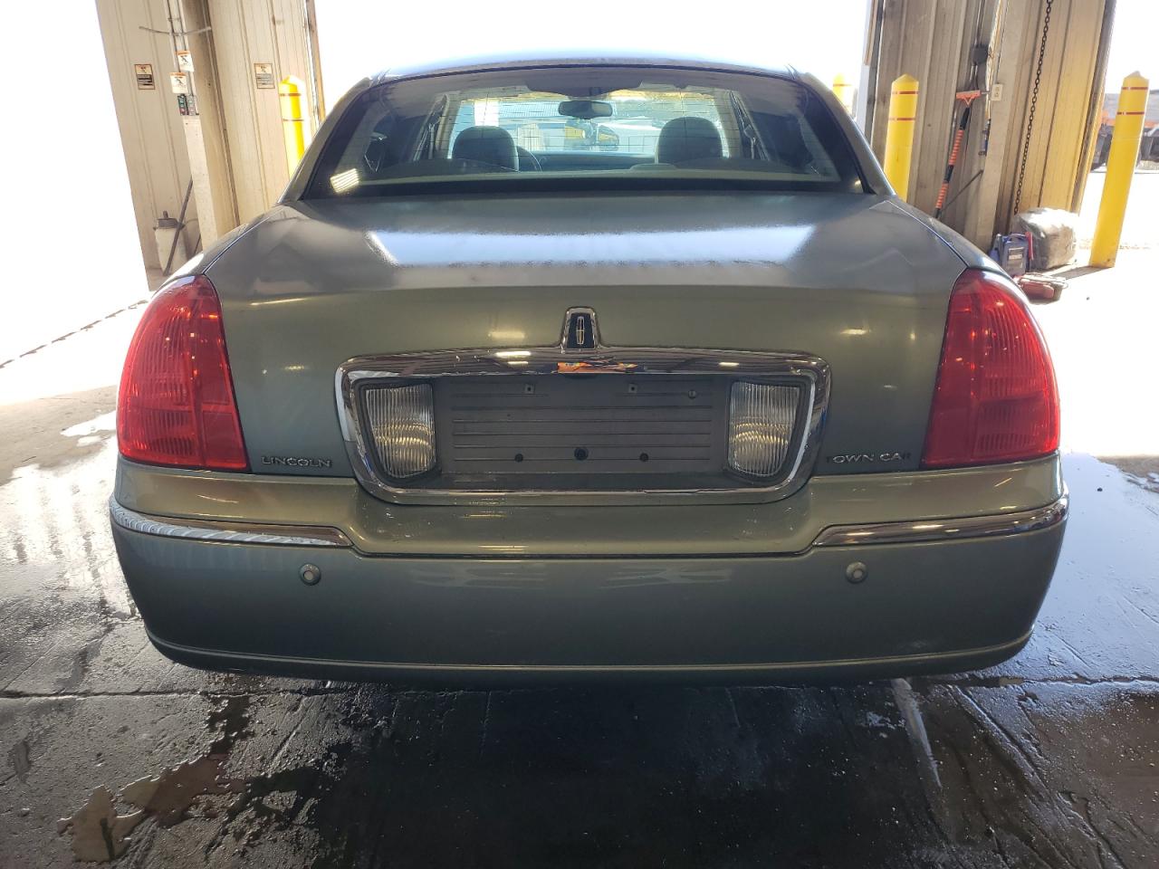 2005 Lincoln Town Car Signature Limited VIN: 1LNHM82W25Y670693 Lot: 87422175