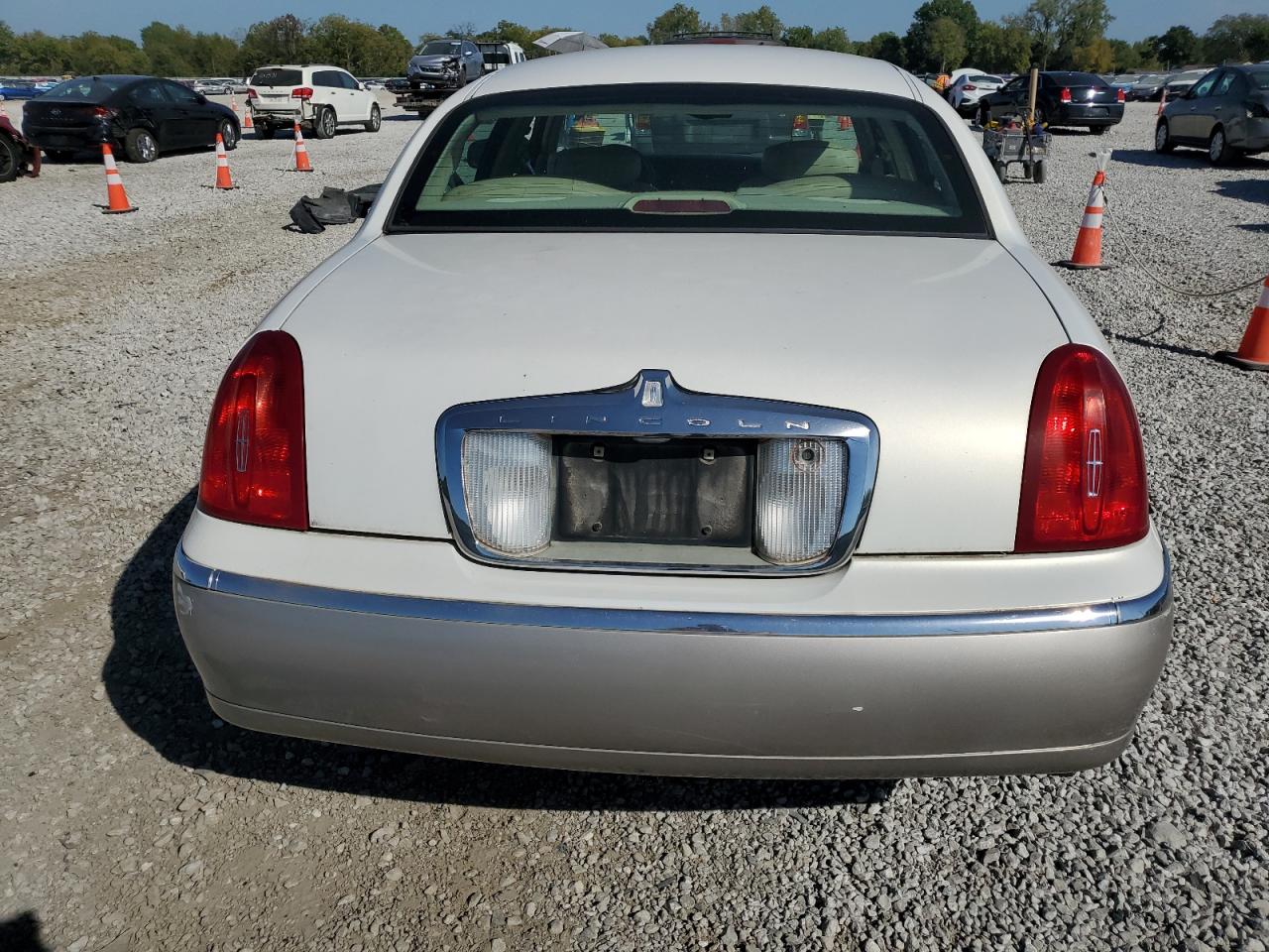 2000 Lincoln Town Car Signature VIN: 1LNHM82W8YY878050 Lot: 84949965