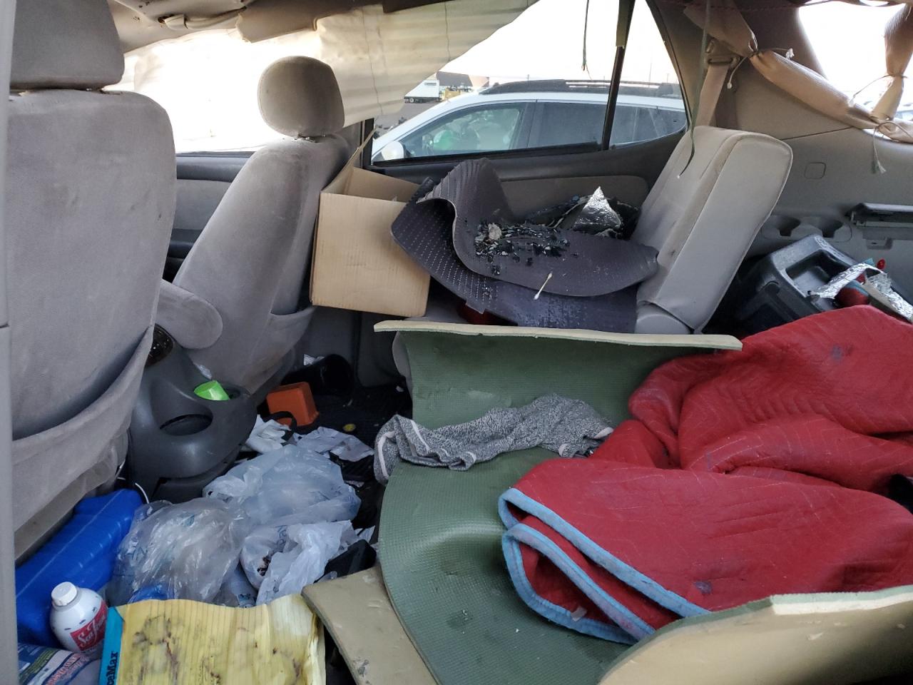 2002 Toyota Sequoia Sr5 VIN: 5TDBT44A02S063108 Lot: 85393495