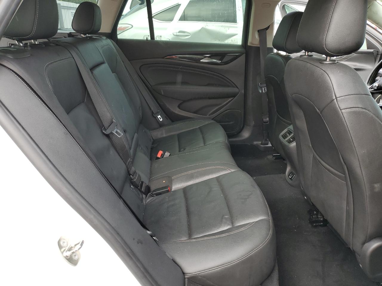 2018 Buick Regal Tourx Essence VIN: W04GV8SX7J1125804 Lot: 82267155