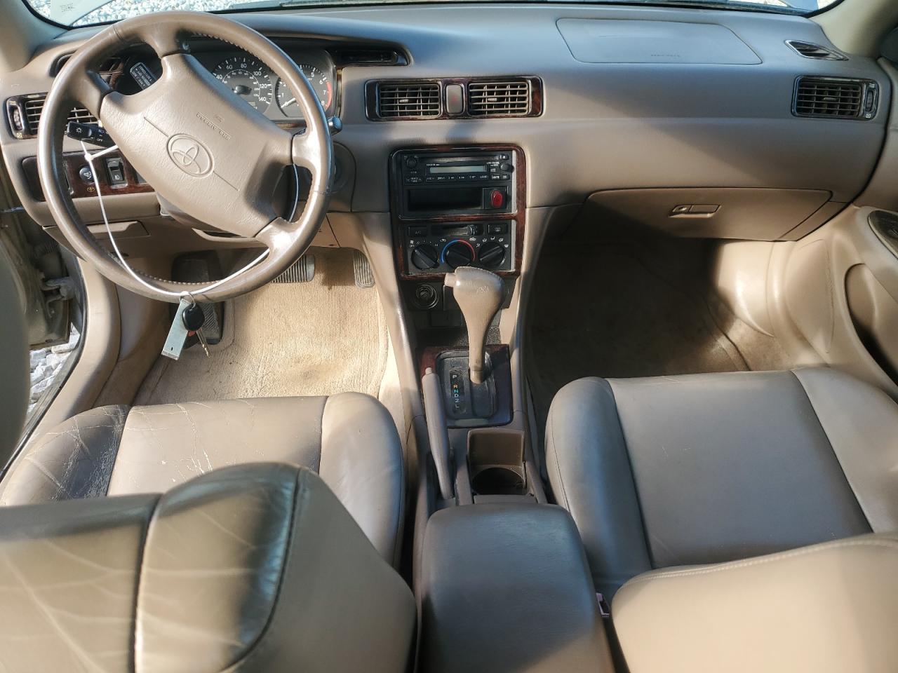 1998 Toyota Camry Ce VIN: 4T1BF28K7WU049007 Lot: 82376225