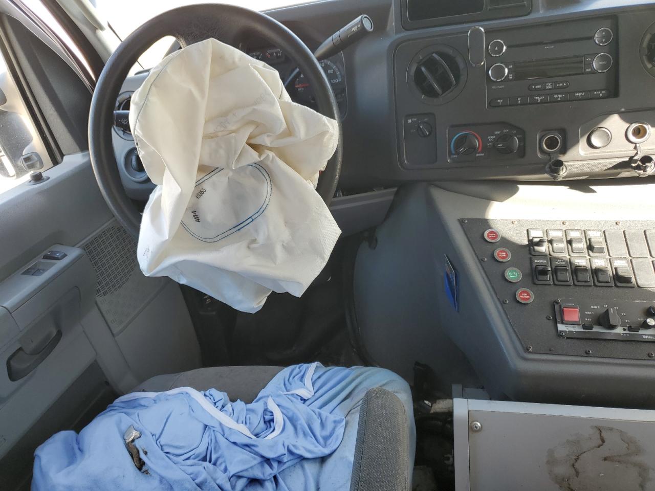 2016 Ford Econoline E350 Super Duty Cutaway Van VIN: 1FDWE3FS6GDC42831 Lot: 83987495