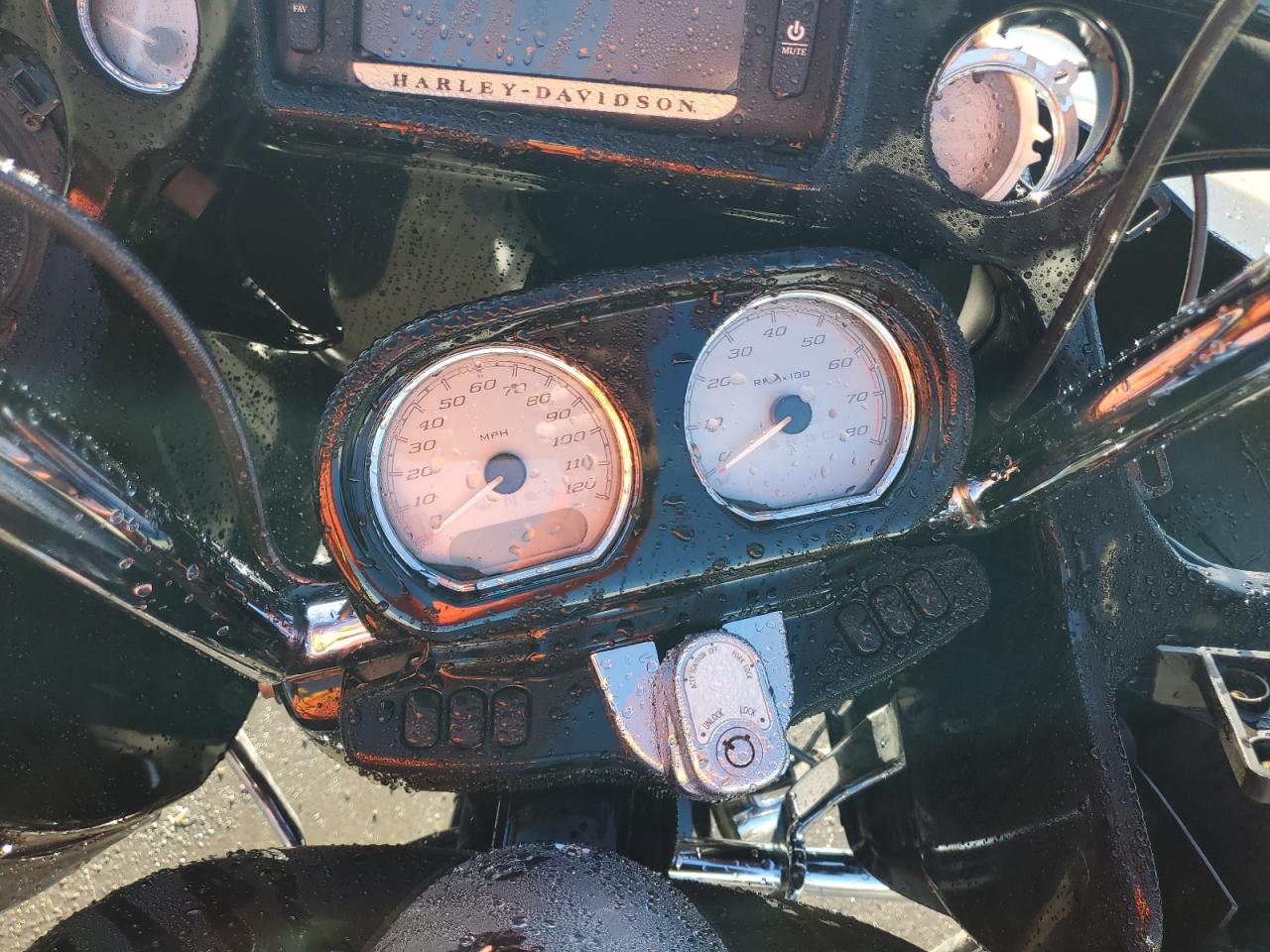 2017 Harley-Davidson Fltrxs Road Glide Special VIN: 1HD1KTC12HB615619 Lot: 86802355