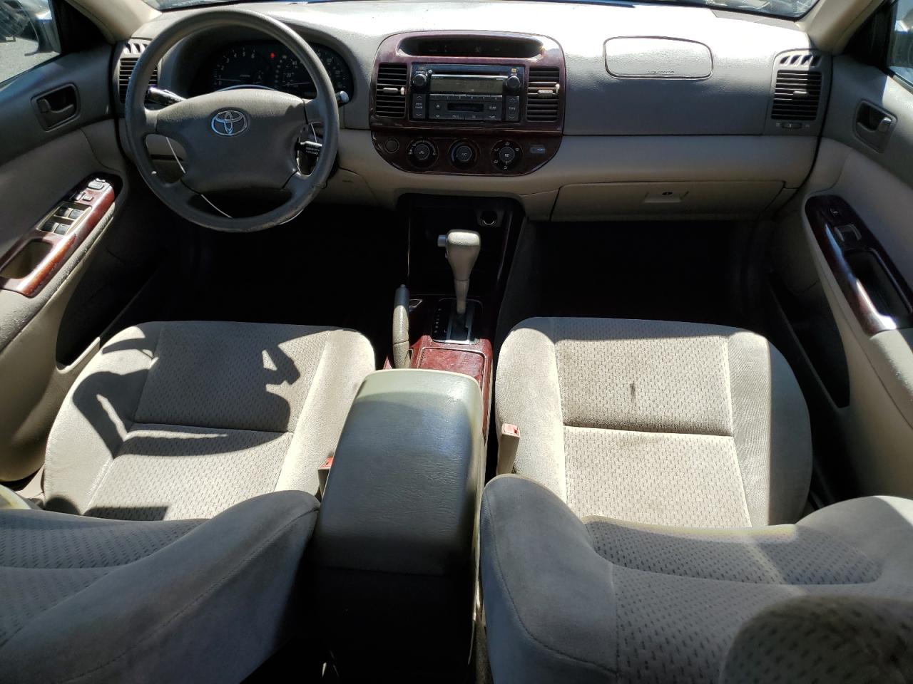 2003 Toyota Camry Le VIN: 4T1BF32K93U562415 Lot: 81987345