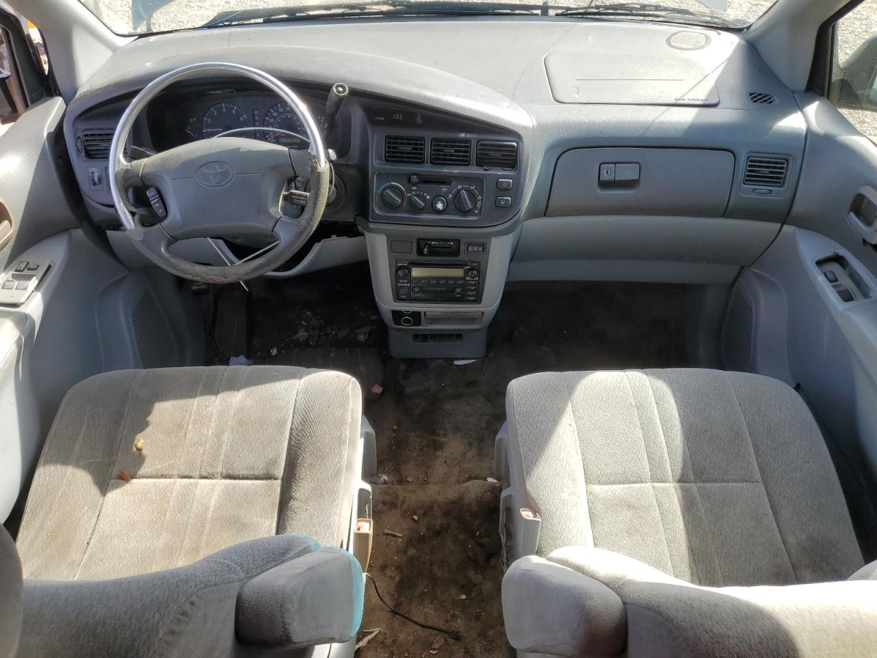 2000 Toyota Sienna Le VIN: 4T3ZF13C1YU260724 Lot: 82685775