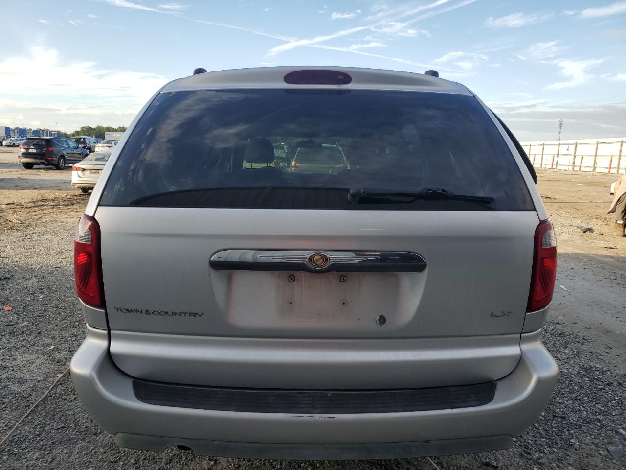 2005 Chrysler Town & Country Lx VIN: 2C4GP44R45R591974 Lot: 82324055
