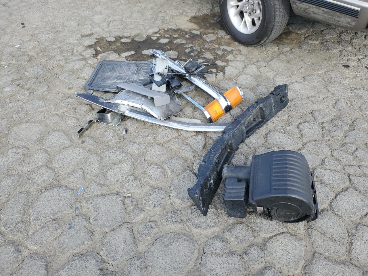 1999 Chevrolet Gmt-400 C1500 VIN: 1GCEC19R0XR127695 Lot: 90730435