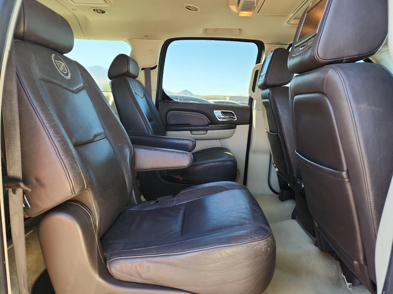 2008 Cadillac Escalade Esv VIN: 1GYFK46868R272370 Lot: 90130145