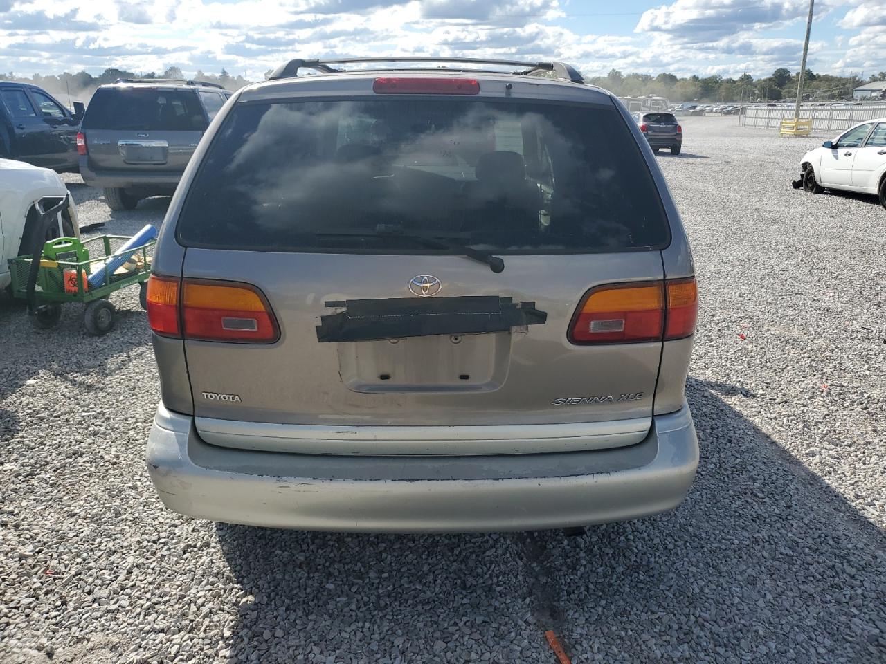 1998 Toyota Sienna Le VIN: 4T3ZF13C4WU065777 Lot: 85560775
