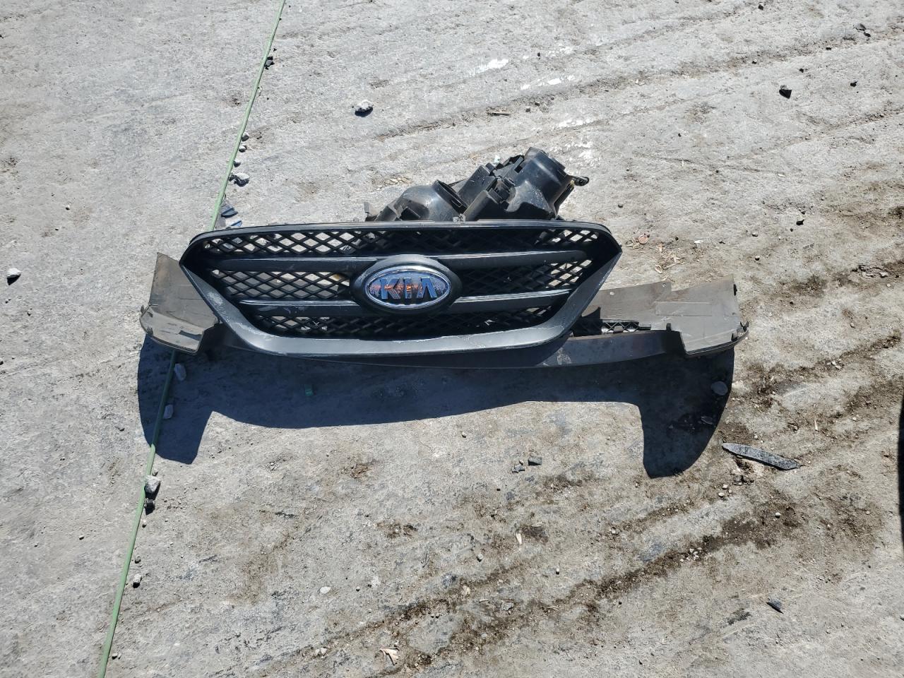 2007 Kia Rondo Base VIN: KNAFG525X77073080 Lot: 85082355