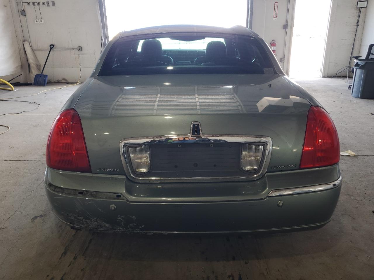 2005 Lincoln Town Car Signature VIN: 1LNHM81W05Y658589 Lot: 89519755