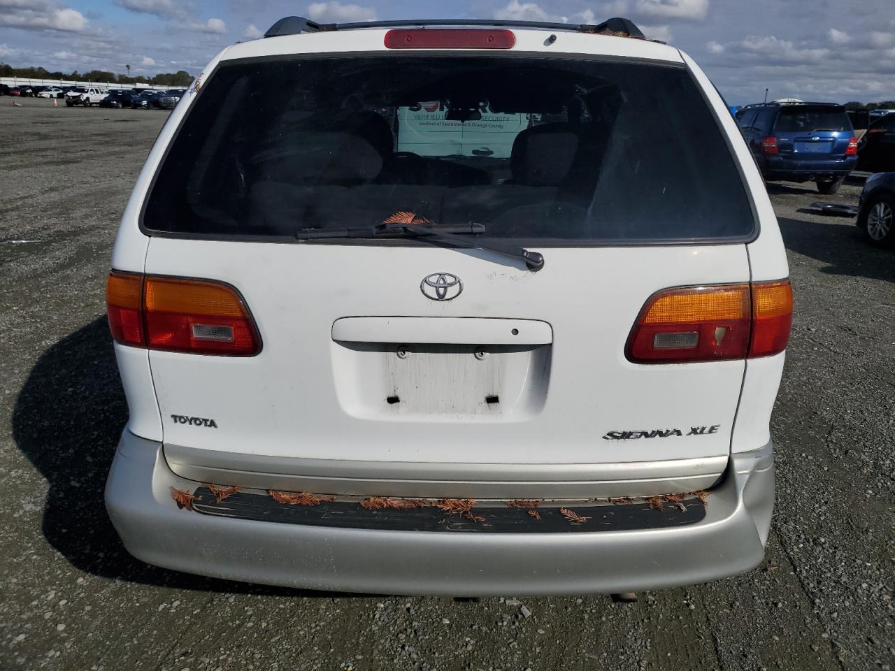 2000 Toyota Sienna Le VIN: 4T3ZF13C9YU289128 Lot: 86704025