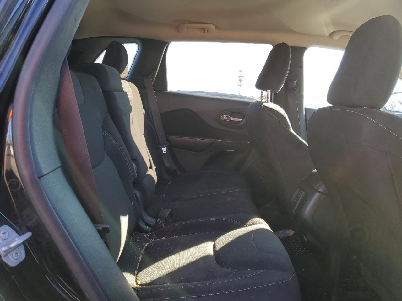 2016 Jeep Cherokee Latitude VIN: 1C4PJMCB3GW323403 Lot: 89993145