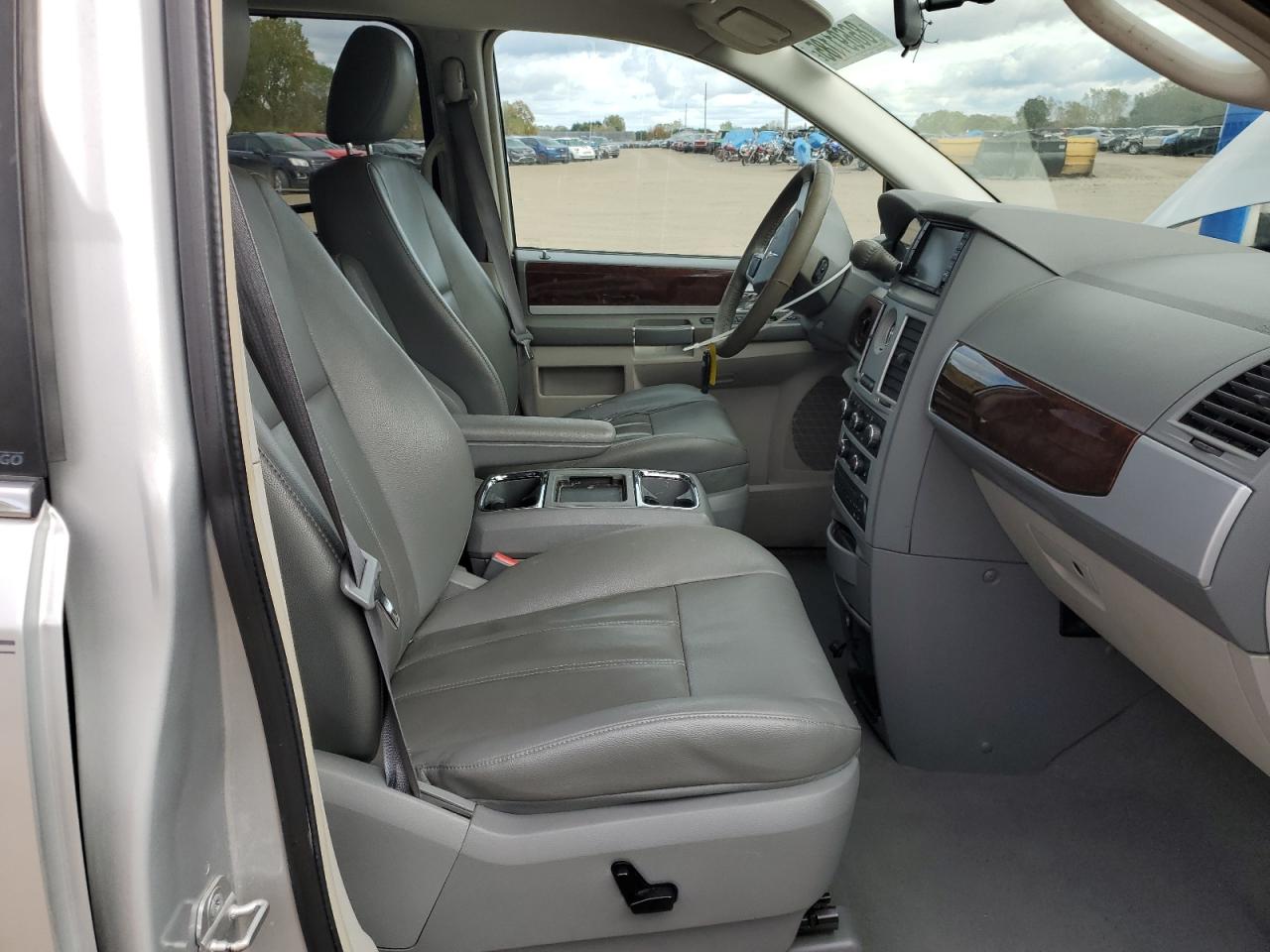 2010 Chrysler Town & Country Touring VIN: 2A4RR5D10AR129211 Lot: 86691185