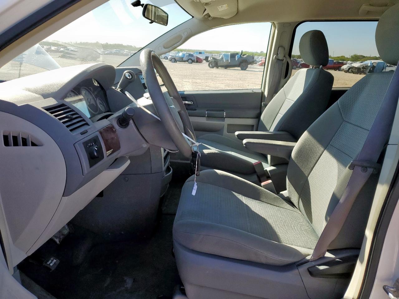 2010 Chrysler Town & Country Lx VIN: 2A4RR4DE1AR166247 Lot: 92593235