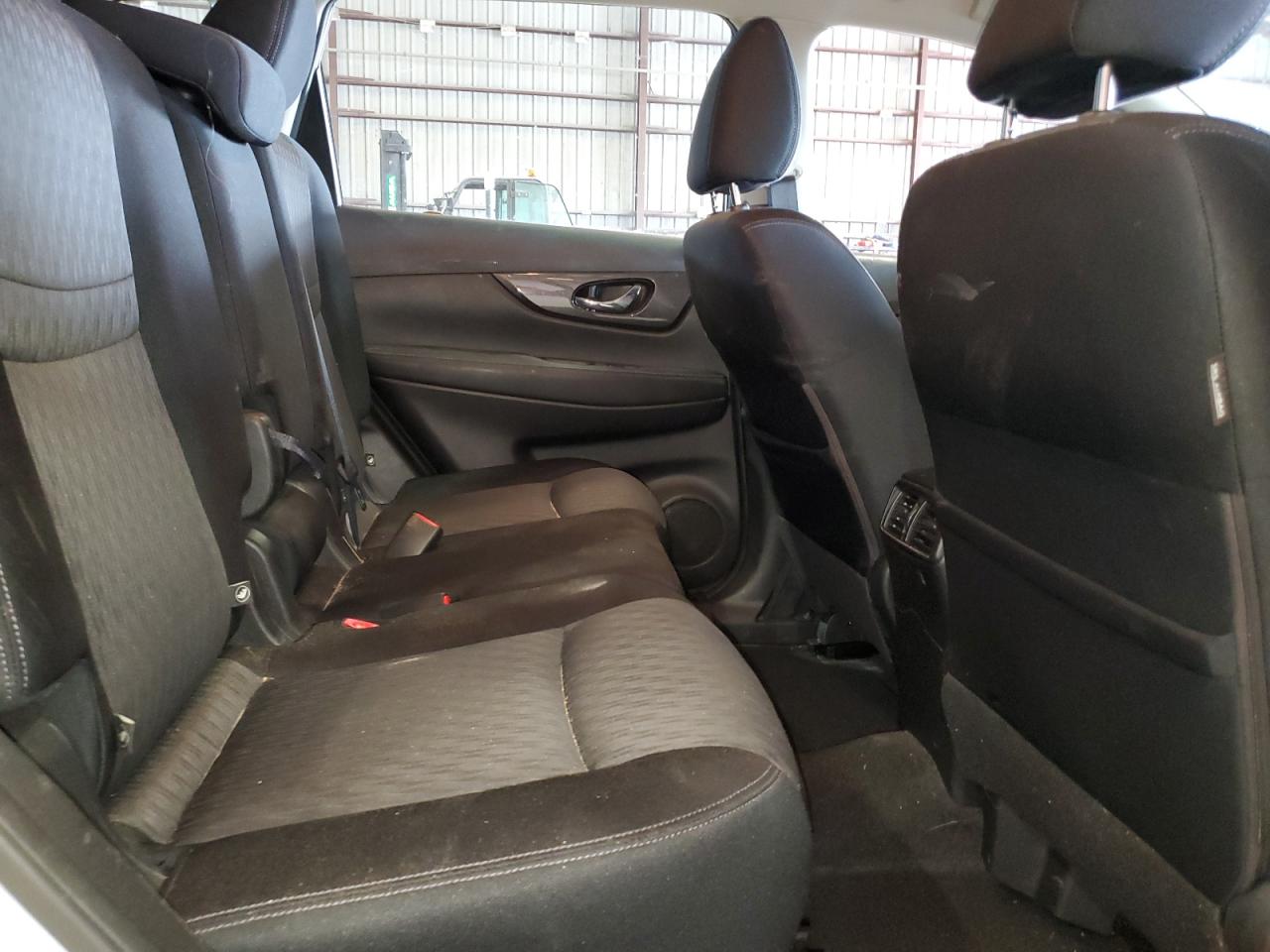 2017 Nissan Rogue S VIN: JN8AT2MT4HW140142 Lot: 80872455