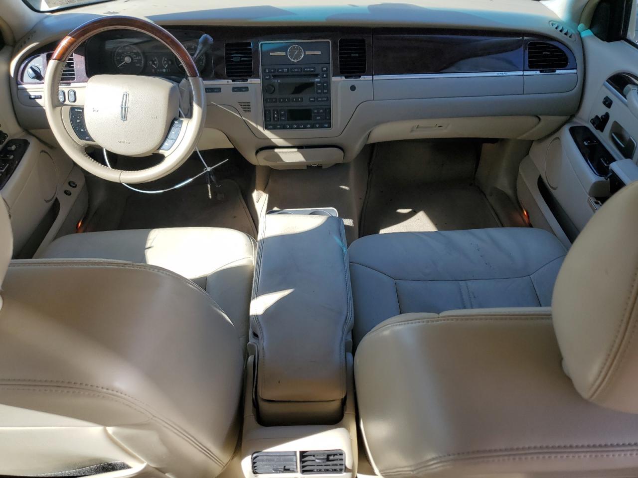 2008 Lincoln Town Car Signature Limited VIN: 2LNHM82W08X655694 Lot: 81953705