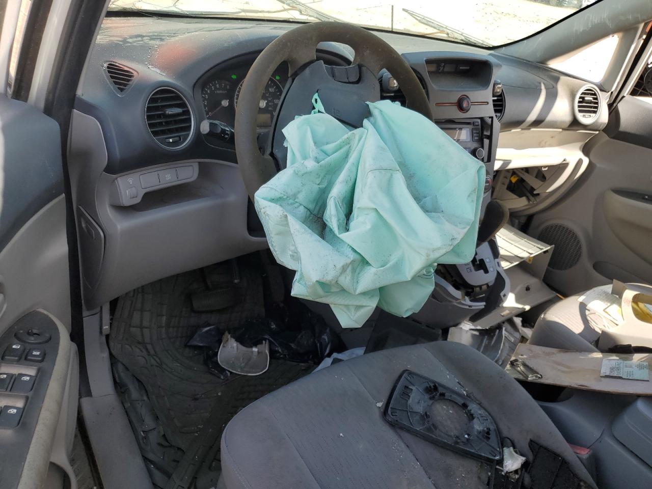 2008 Kia Rondo Lx VIN: KNAFG526087172484 Lot: 84717225