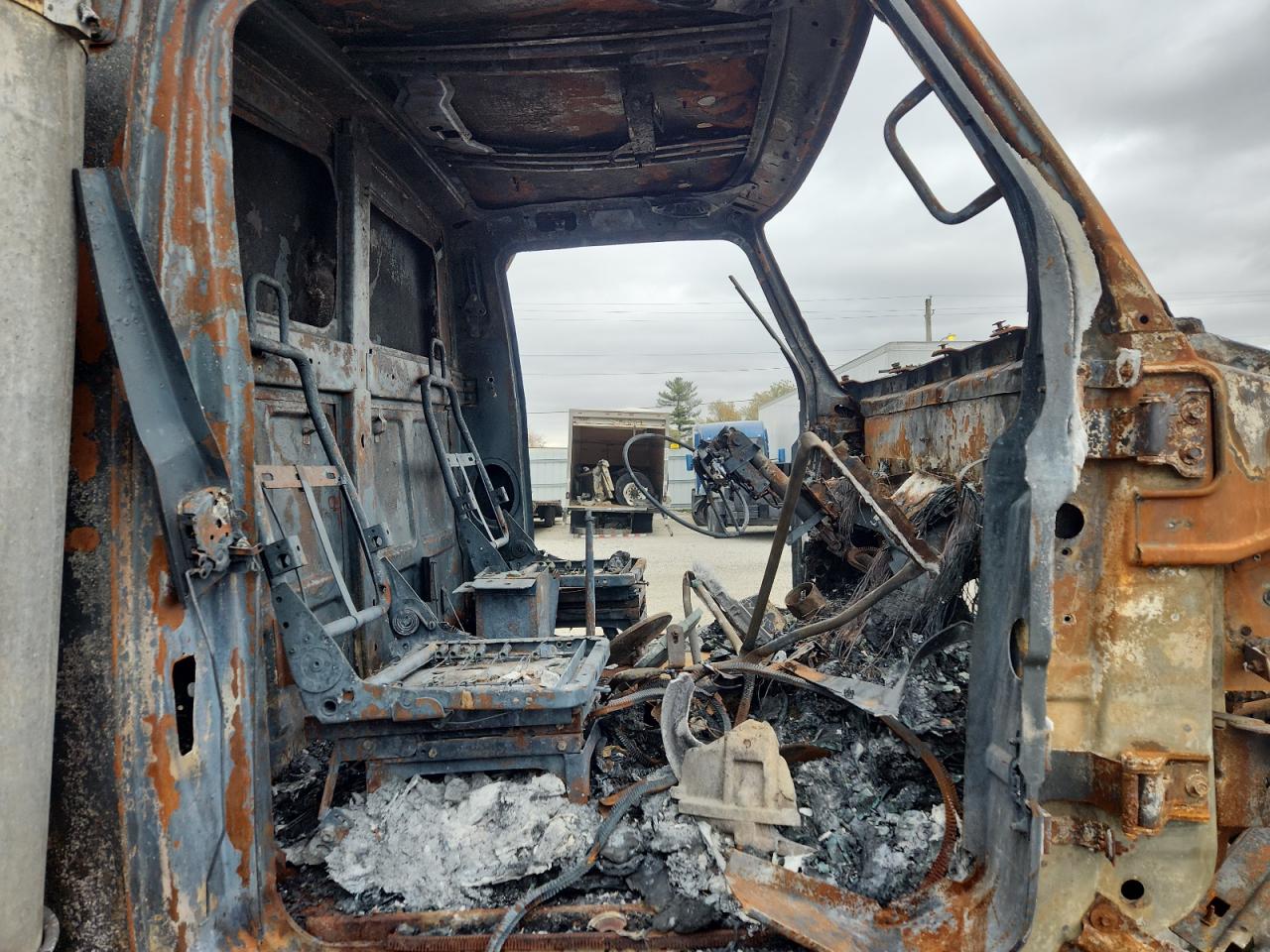 2005 Sterling L9500 Dump Truck VIN: 2FZHAZCV45AU44203 Lot: 85092925