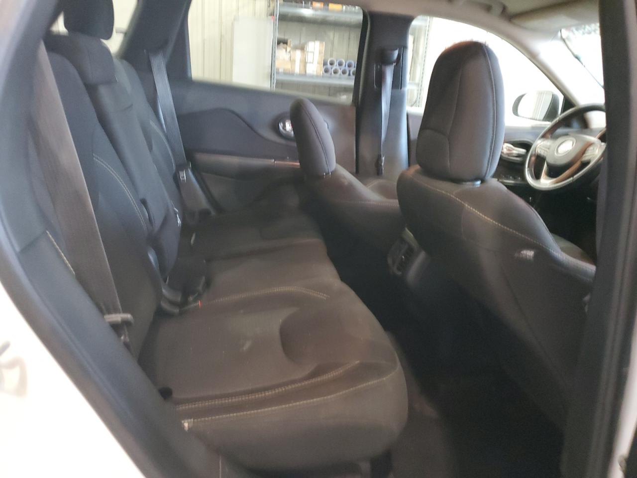 2016 Jeep Cherokee Latitude VIN: 1C4PJMCB2GW373239 Lot: 83957485