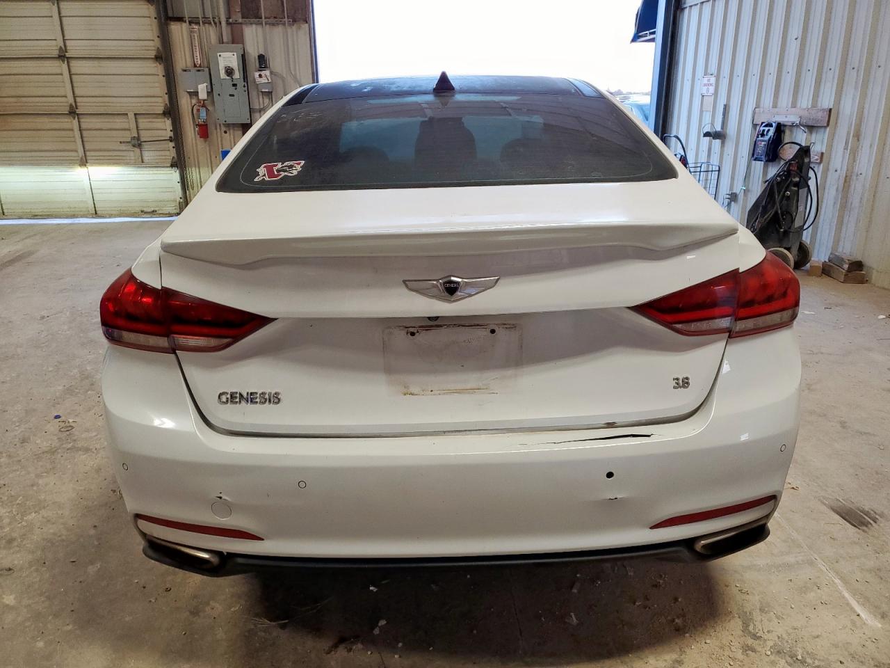 2015 Hyundai Genesis 3.8L VIN: KMHGN4JE5FU070656 Lot: 85705475