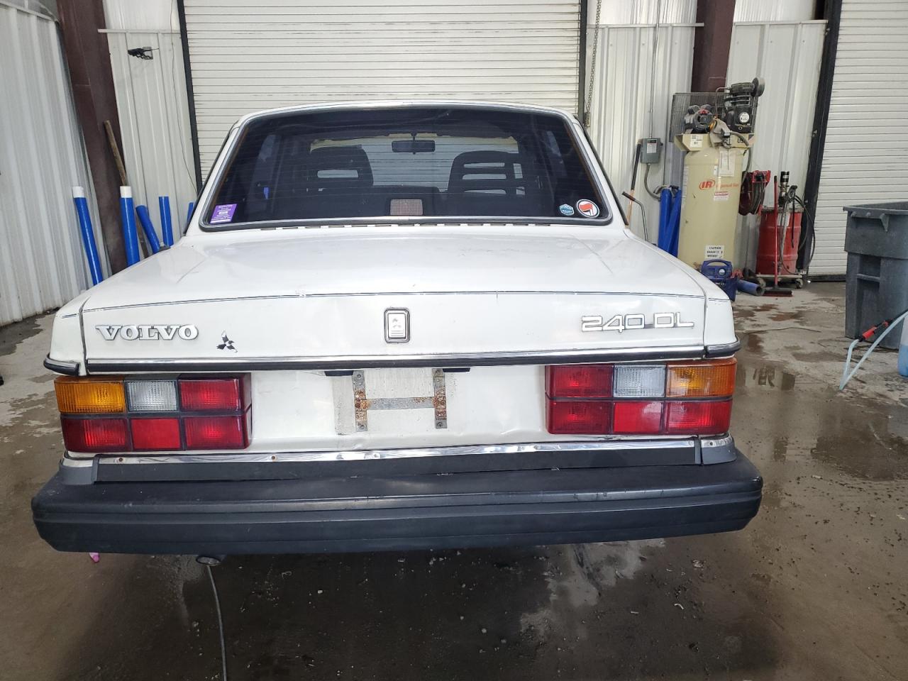 1990 Volvo 240 Base VIN: YV1AA8840L1425573 Lot: 85182375