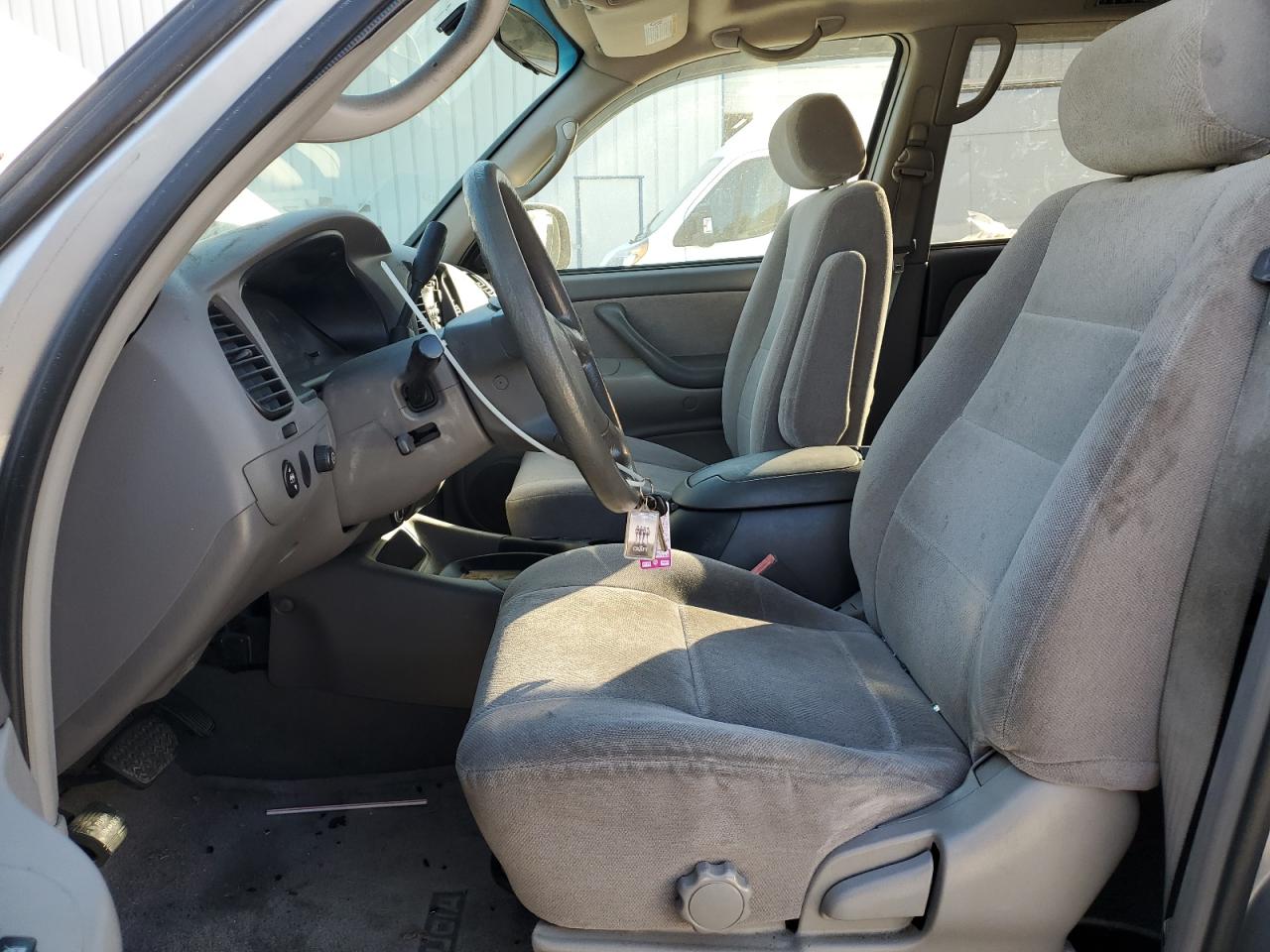 2002 Toyota Sequoia Sr5 VIN: 5TDZT34A52S114305 Lot: 86673505