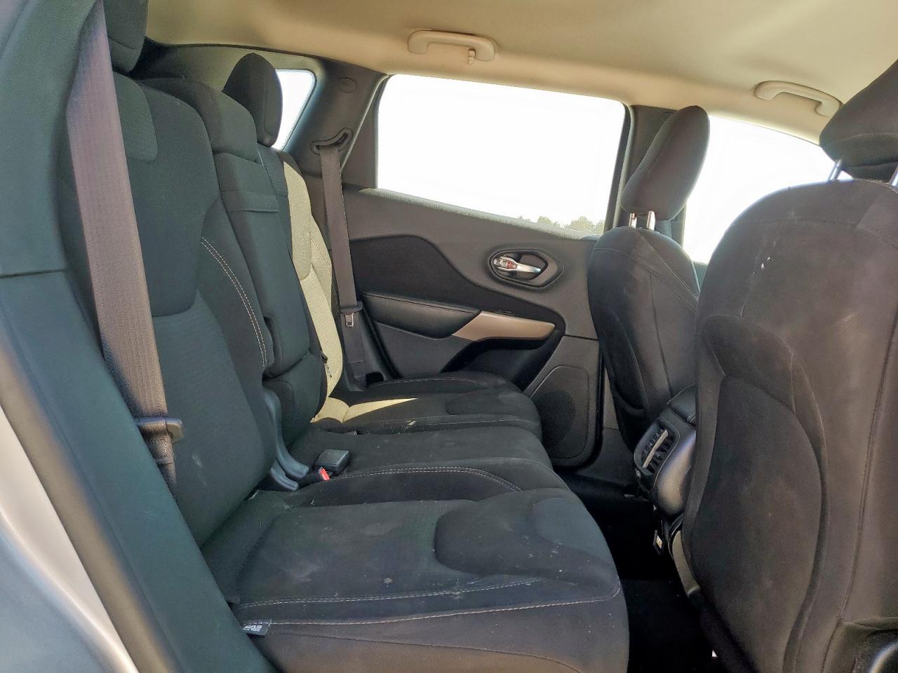 2017 Jeep Cherokee Latitude VIN: 1C4PJLCB5HD221821 Lot: 84586885