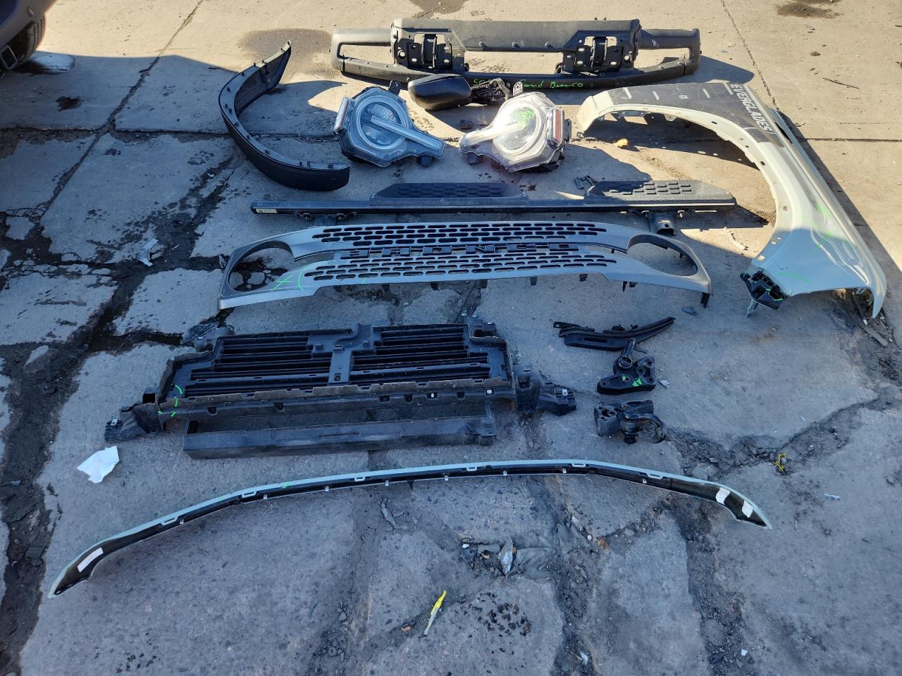 2022 Ford Bronco Base VIN: 1FMEE5DH6NLB75794 Lot: 85766465