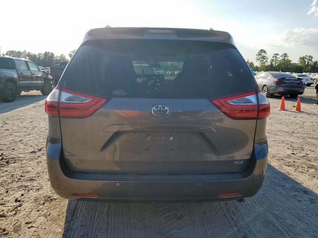 2017 Toyota Sienna Xle VIN: 5TDYZ3DC5HS802745 Lot: 85313025